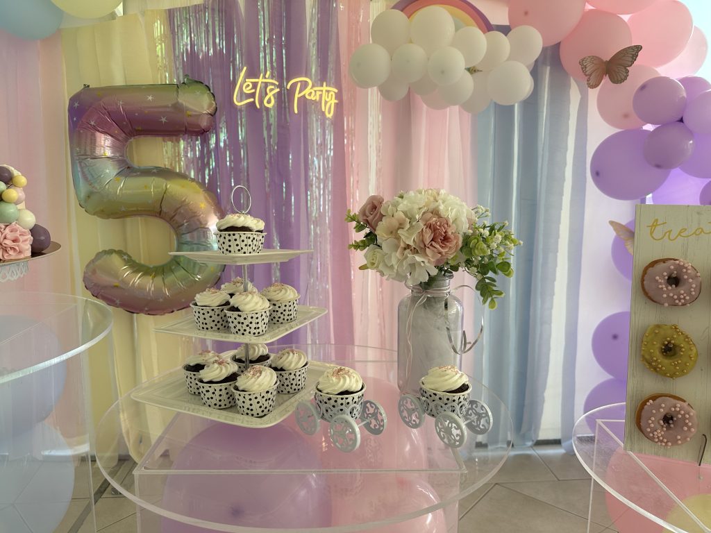 Birthday table stands